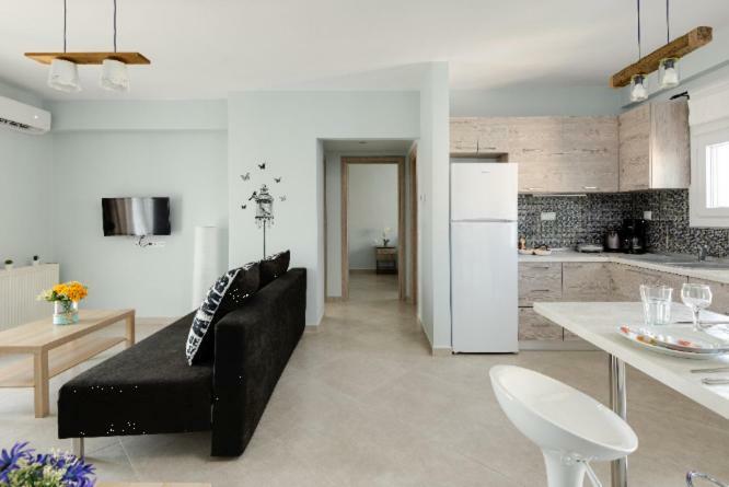 Bright Spacious Two-Bedroom Apartment Tesalonika Bagian luar foto