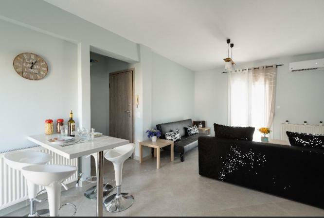 Bright Spacious Two-Bedroom Apartment Tesalonika Bagian luar foto