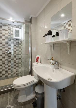 Bright Spacious Two-Bedroom Apartment Tesalonika Bagian luar foto